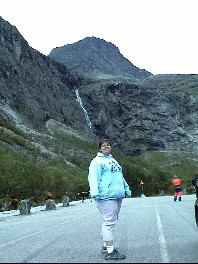 9:38 Mein Schatz vor den Trollstiegen!