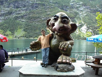 12:55 Trotz Warnschild hat mich ein Troll in seinem Arm!