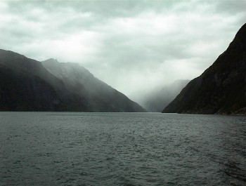 14:50 Auf einemal sehr windig - dr�ben regnet es!
