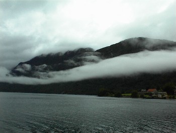 16:19 Das Wetter dr�ckt die Wolken am Berg entlang!