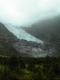 17:55 Nach einem 6km langen Tunnel links eine Gletscherzunge!