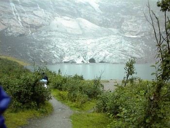 18:05 Aus dem gro�en Loch kommt Schmelzwasser in den See!
