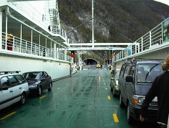 8:57 Aus dem Tunnel direkt ab auf die F�hre!