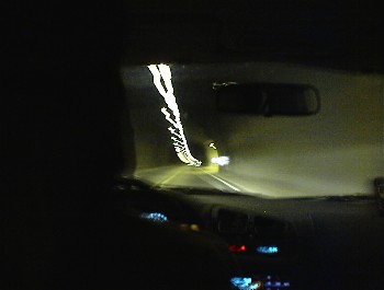 9:36 Im Tunnel lange Lichterreihen!