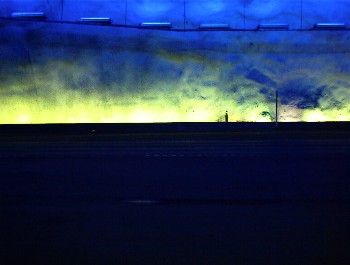 9:45 Wir hielten an: Die Decke in blauem Licht!