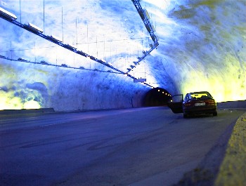 9:46 An den W�nden gelbes Licht; eine tolle Installation!