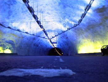 9:46 Blick auf Bodenebene in den Tunnel hinein!