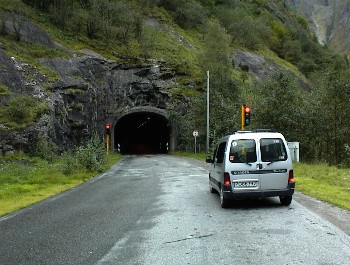 10:11 Dann kam ein sehr enger Tunnel mit Ampelanlage!