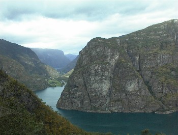 10:21 Nach spiralf�rmigem Aufstieg mit mehreren Tunnel in Kurven: Aussicht!