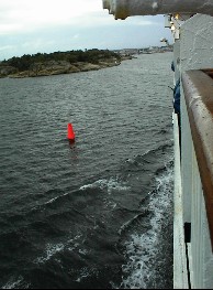 9:28 Dicht an Bojen durch die Sch�ren vor Schweden!