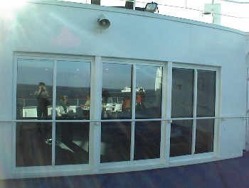 17:40 Die Gegenf�hre spiegelt sich im Glas!