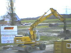 20:11 16:00 Mo: Haus links hat schon Dachpfannen!