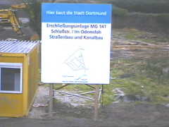 28.11 15:40 Di: Planierte Erde um das Schild herum!