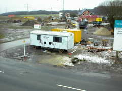 22.01 13:54 Mo: Seit ca. einer Woche steht (hinten link im Bild) das Fertighaus !