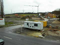 24.01 12:58 Mi: Die drei Baucontainer (hinten mitte Bild) stehen seit eineinhalb Wochen!