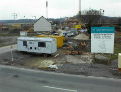 19.02 15:24 Mo: Hinter dem weien Fertighaus ist noch ein Neubau!