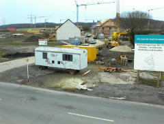 27.02 17:27 Di: Auf dem Dach fehlen nur noch die Pfannen (mitte rechts)!