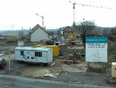 16.03 14:26 Fr: Vor dem gelben Krmer-Schild entsteht bald noch ein Haus!