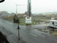 21.03 14:07 Mi: Links im Bild beim Bagger ist eine neue Baugrube!