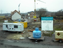 22.03 16:32 Do: Hinter dem weien Haus: Dachstuhl ist in Arbeit!
