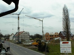 05.04 18:04 Do: Heute wurde an der Baugrube der Kran aufgestellt!