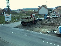 05.04 14:11 Do: LKW liefern immer wieder Material an!