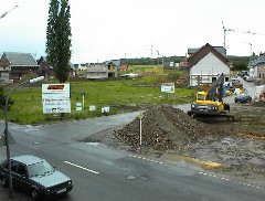 16.05 17:00 Mi: Ein groer Haufen Bauschutt lagert an der Straenecke!
