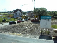 29.05 16:11 Di: Vom Bagger sieht man die Spuren im Boden!