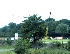 16.07 12:38 Mo: Der Autokran stellt fertig gemauerte Wnde auf!