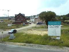 16.08 7:28 Do: Beim rechten Haus fehlt noch der Auenputz!