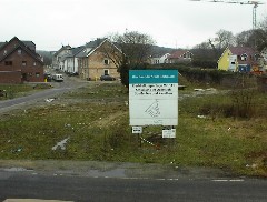 07.02 11:24 Do: Das Bauschild der Stadt steht auch immer noch!