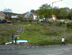 30.04 9:51 Di: Die Erde wird mit Bagger dem Bagger abgetragen.