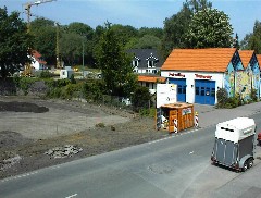 17.05 11:25 Fr: Neue Schotterschichten werden verteilt.