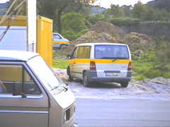 22.08 19:30 Beide Firmenautos sind noch da!