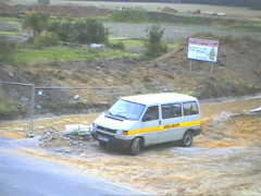 28.08 17:50 Montag: Hinter dem Wagen ist viel Wasser auf der Trasse!