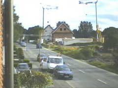 22.09 17:30 Fr: Das weie Haus links ist ein Fertighaus!