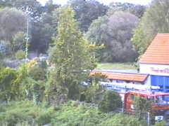 07.10 15:15 Sa: Links zwischen dem Grn steht ein Bagger!