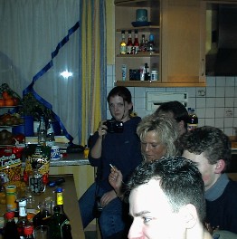 24.02 21:17 lara ist auch schon eifrig am knipsen!