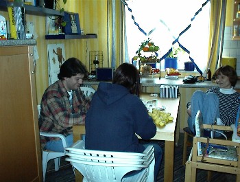 25.02 14:33 lara und Robby beim Kartoffelsch�len