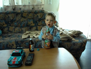 26.02 15:48 Gro�er nico trinkt schon aus der Flasche